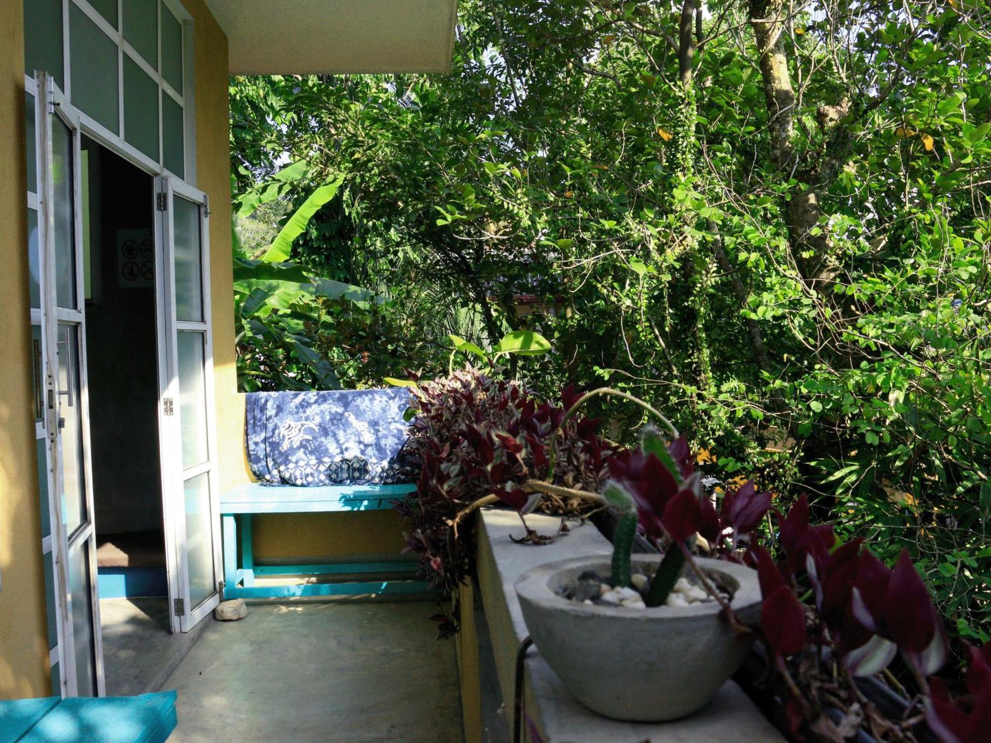 Cycling Backpacker Hostel & Cafe Unawatuna Extérieur photo